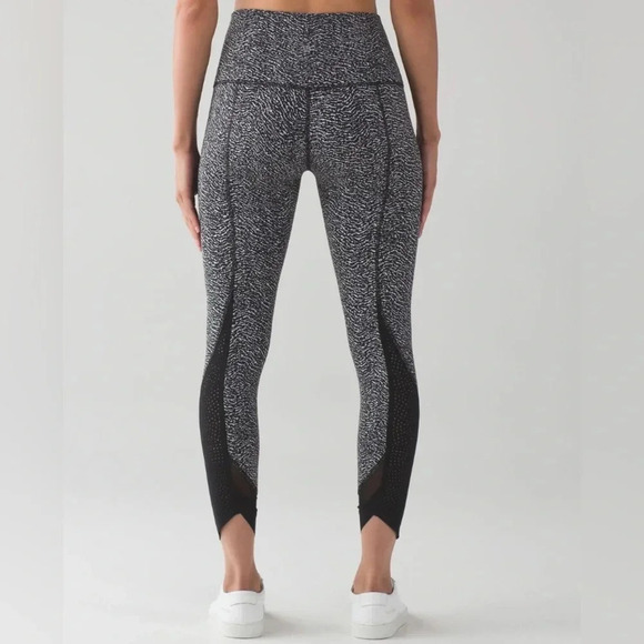 Lululemon Wunder Under Pant Hi-Rise Laser Cut
Luon Ripple Jacquard Black White 6 - Picture 2 of 7